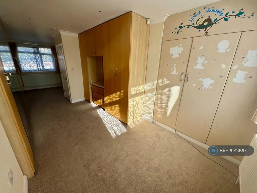 5 bedroom semi-detached house for rent