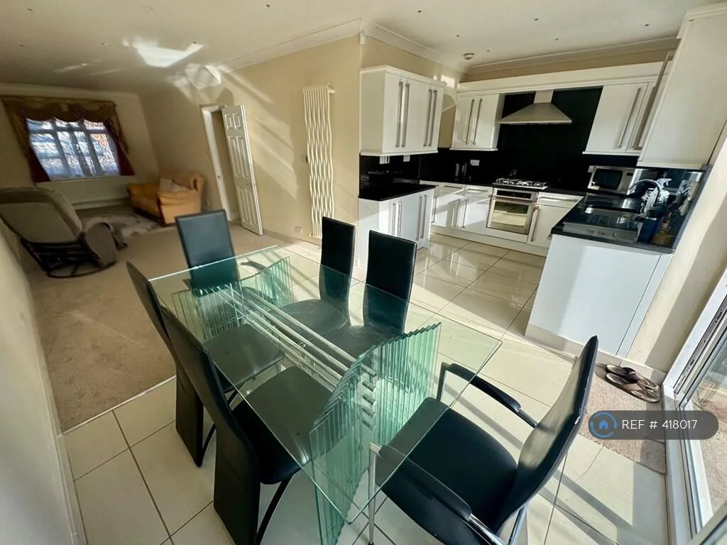5 bedroom semi-detached house for rent