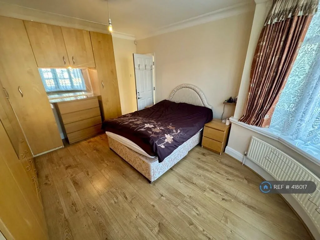 5 bedroom semi-detached house for rent