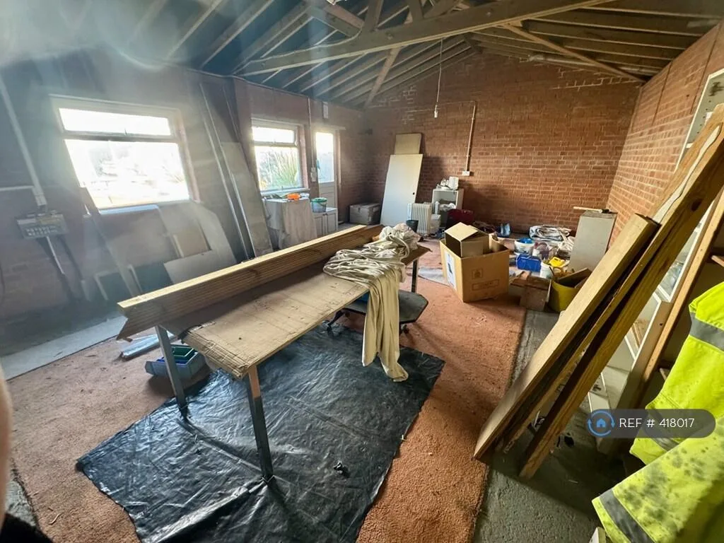 5 bedroom semi-detached house for rent