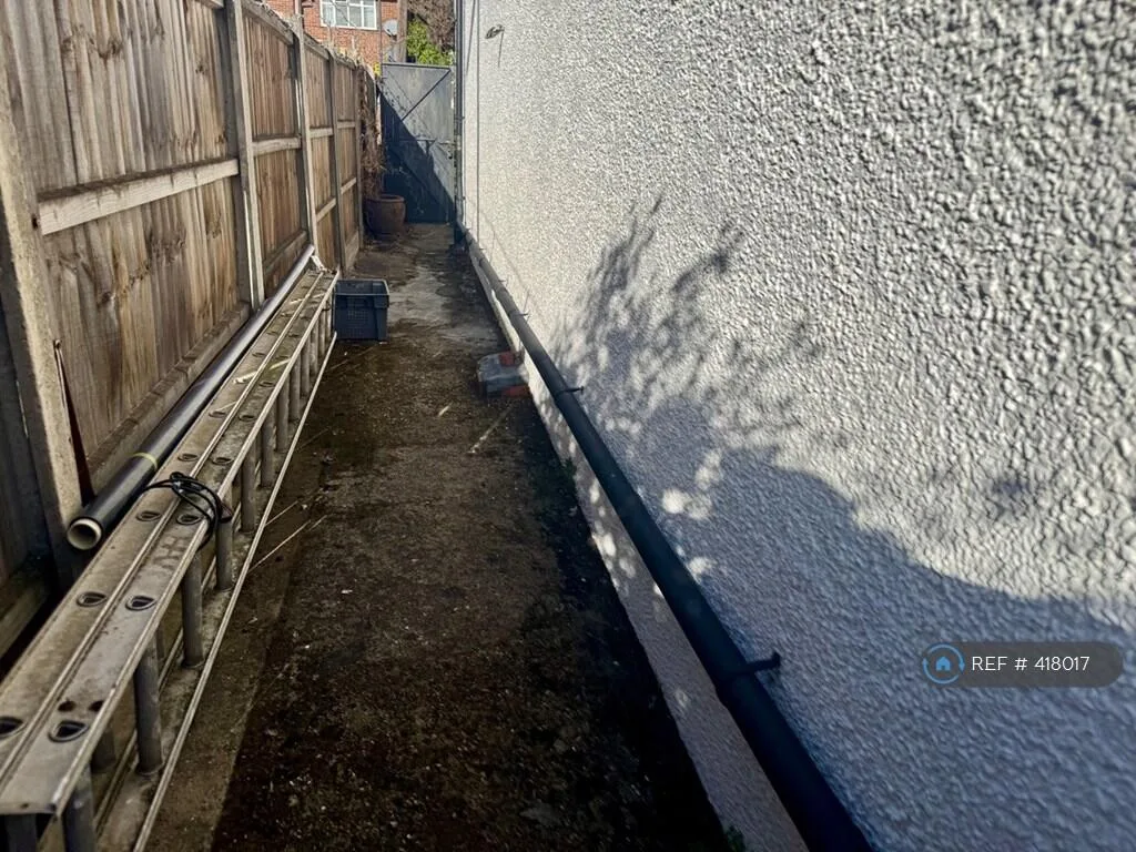 5 bedroom semi-detached house for rent
