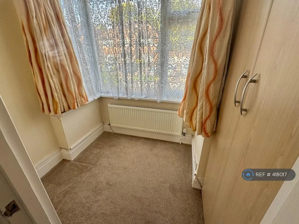 5 bedroom semi-detached house for rent