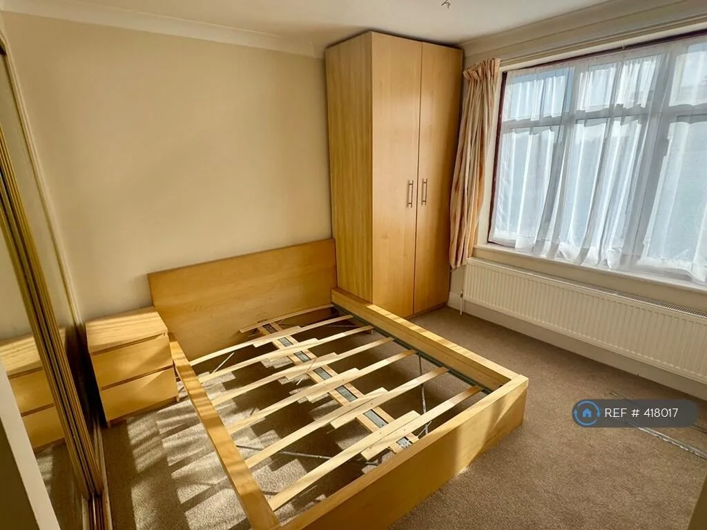 5 bedroom semi-detached house for rent