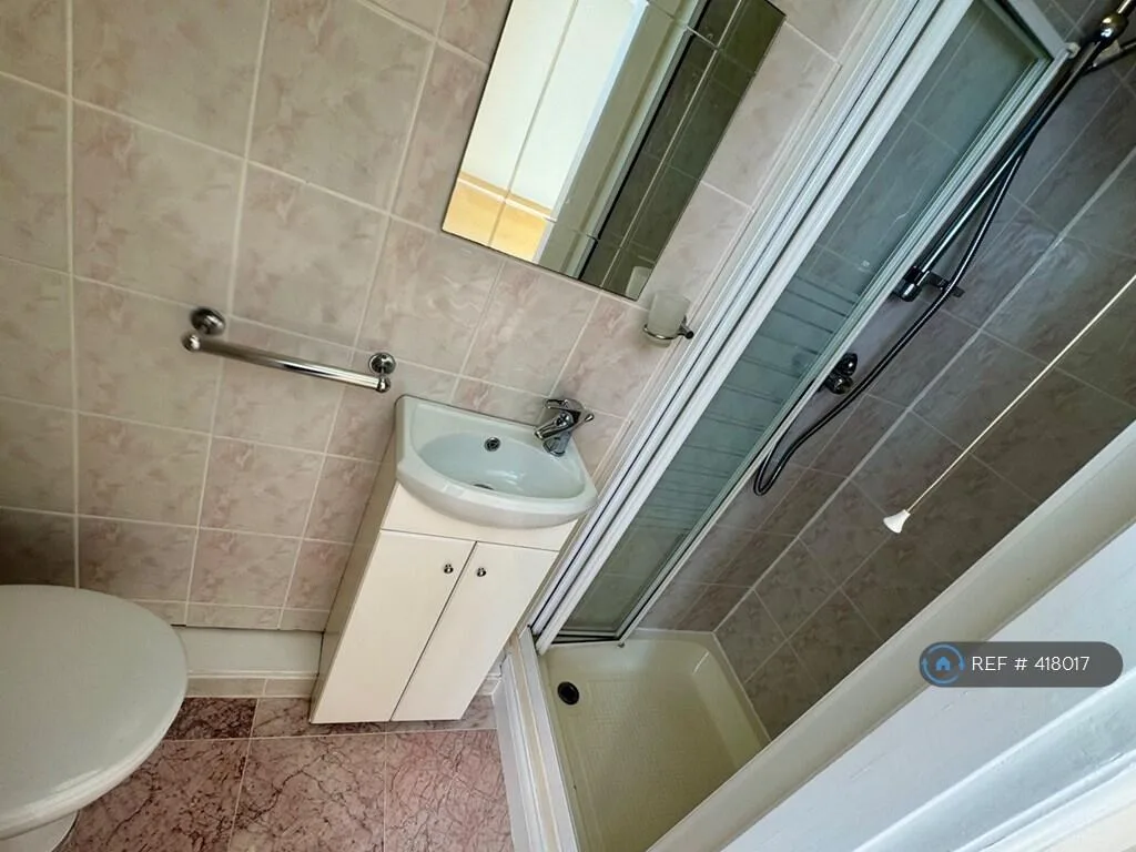 5 bedroom semi-detached house for rent