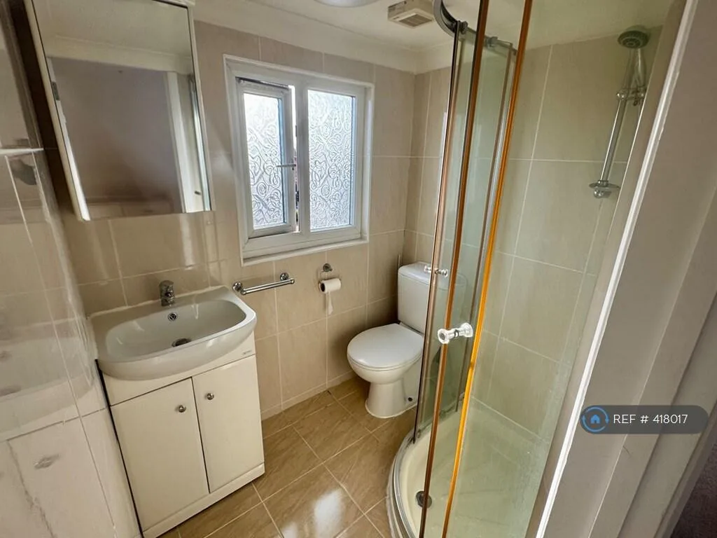 5 bedroom semi-detached house for rent