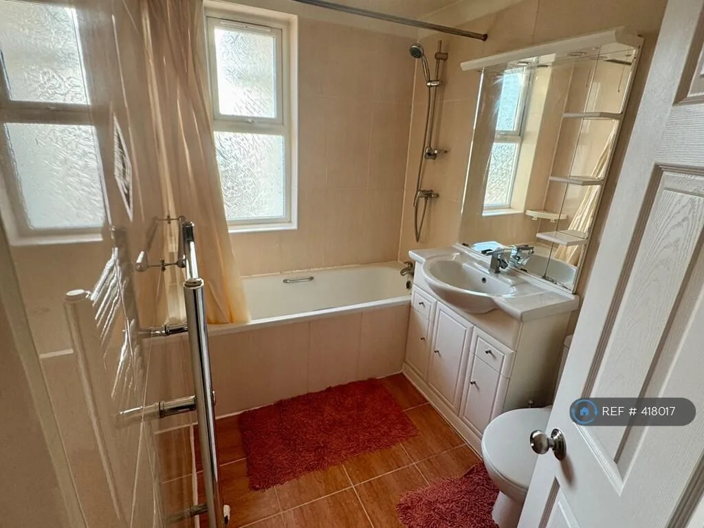 5 bedroom semi-detached house for rent