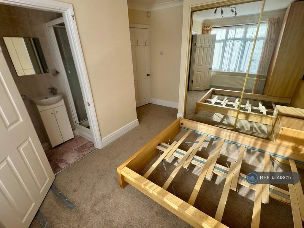 5 bedroom semi-detached house for rent