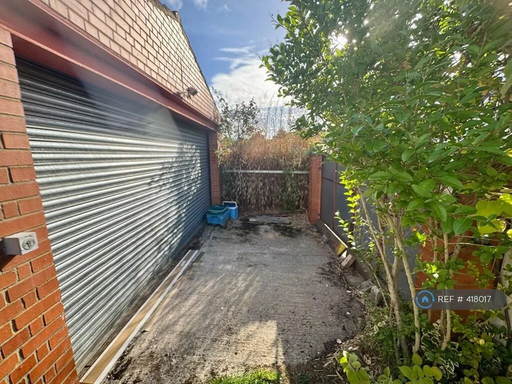 5 bedroom semi-detached house for rent