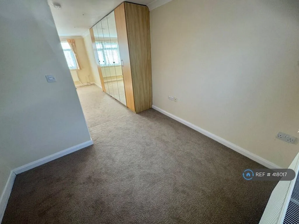 5 bedroom semi-detached house for rent