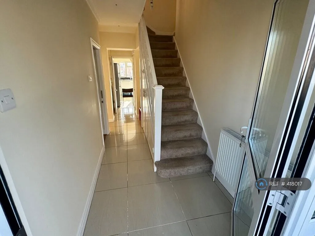 5 bedroom semi-detached house for rent