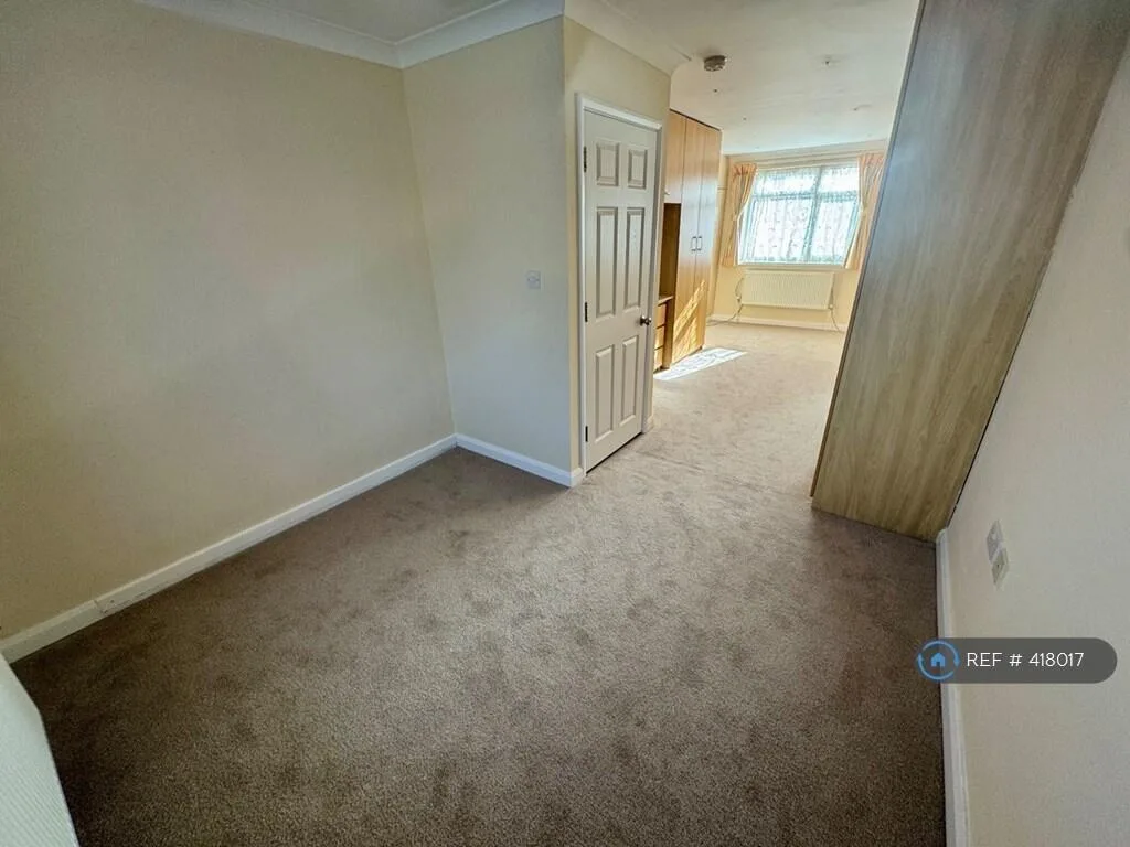 5 bedroom semi-detached house for rent
