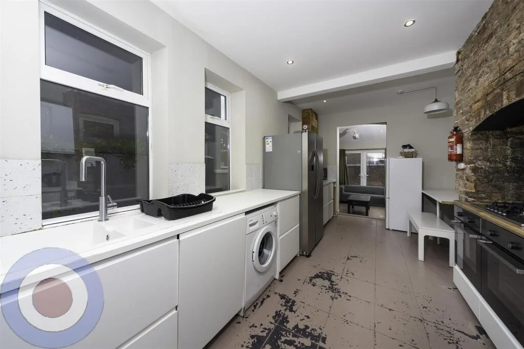 8 bedroom terraced house for rent