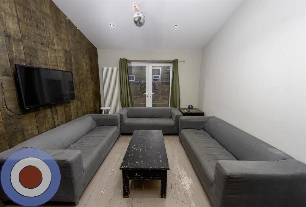 8 bedroom terraced house for rent