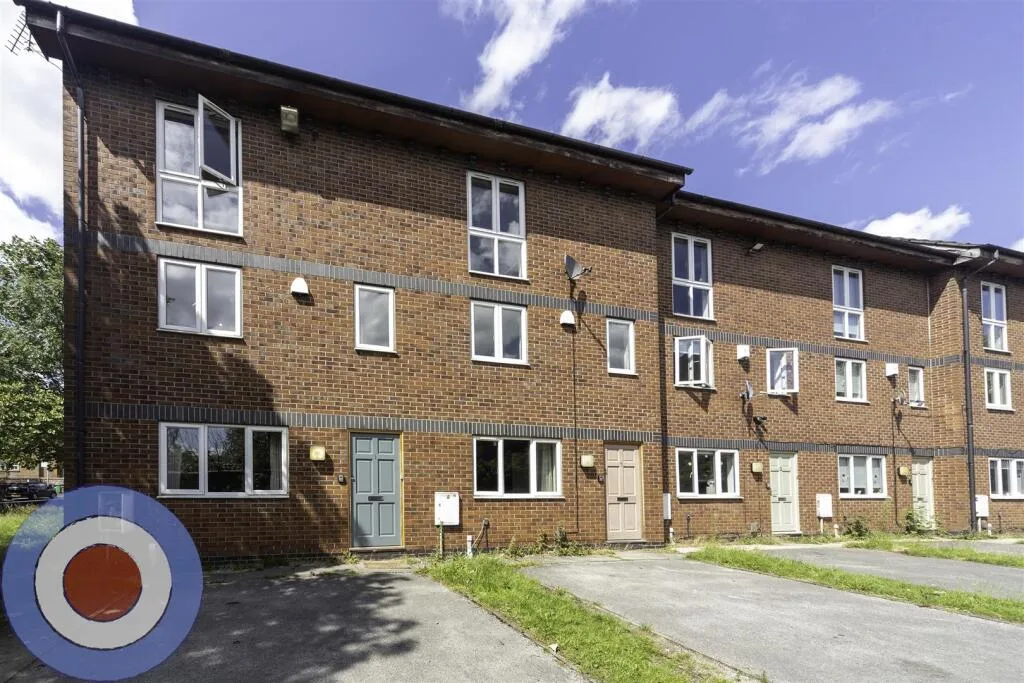 5 bedroom terraced house for rent