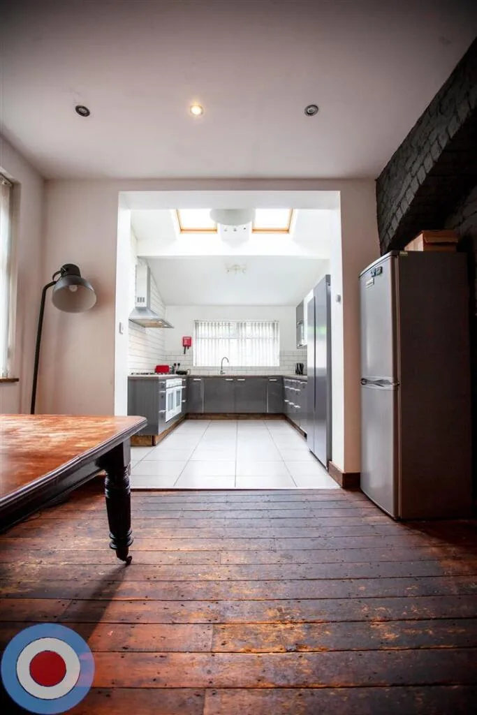 9 bedroom end of terrace house for rent