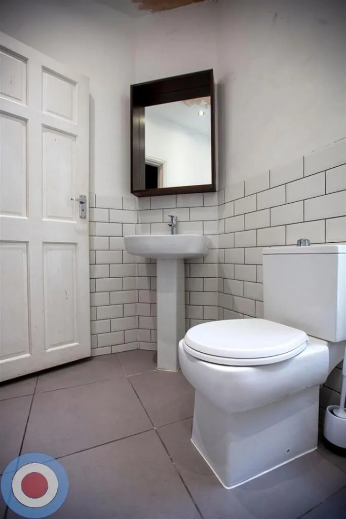 9 bedroom end of terrace house for rent