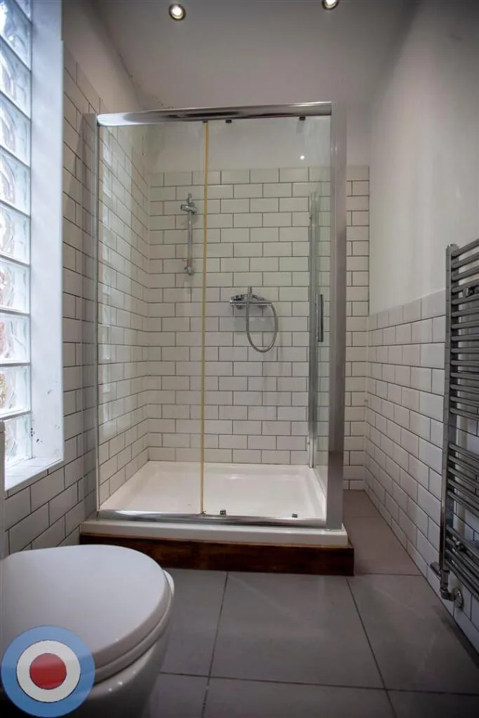 9 bedroom end of terrace house for rent