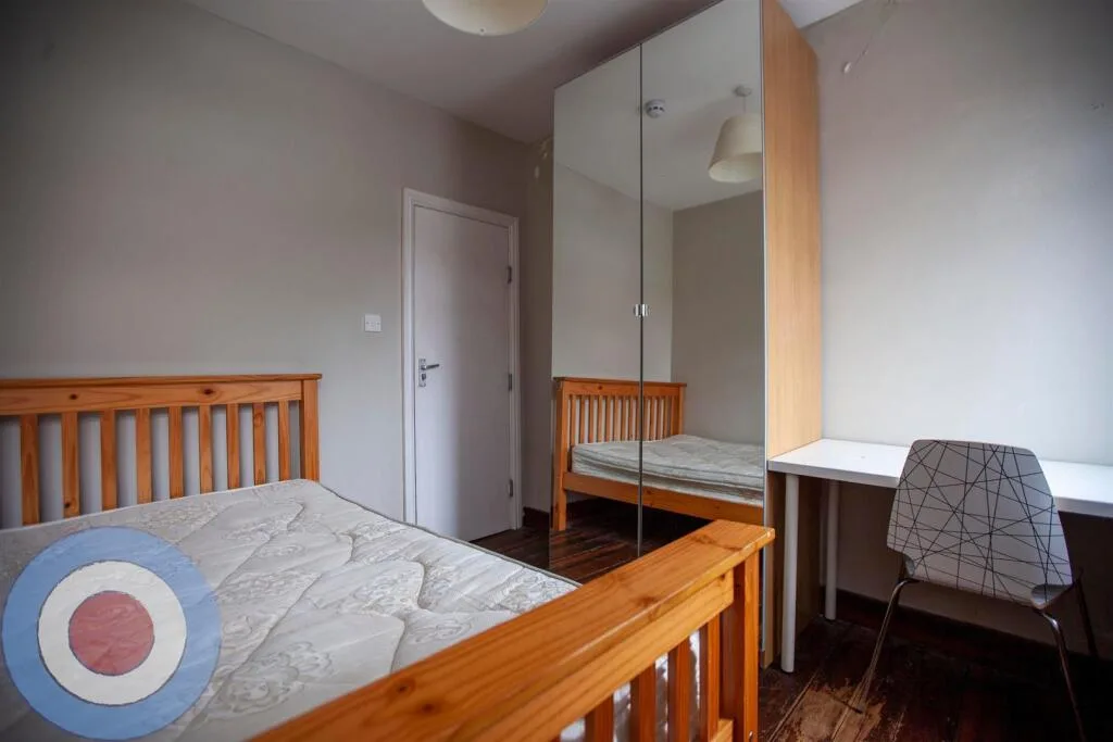 9 bedroom end of terrace house for rent