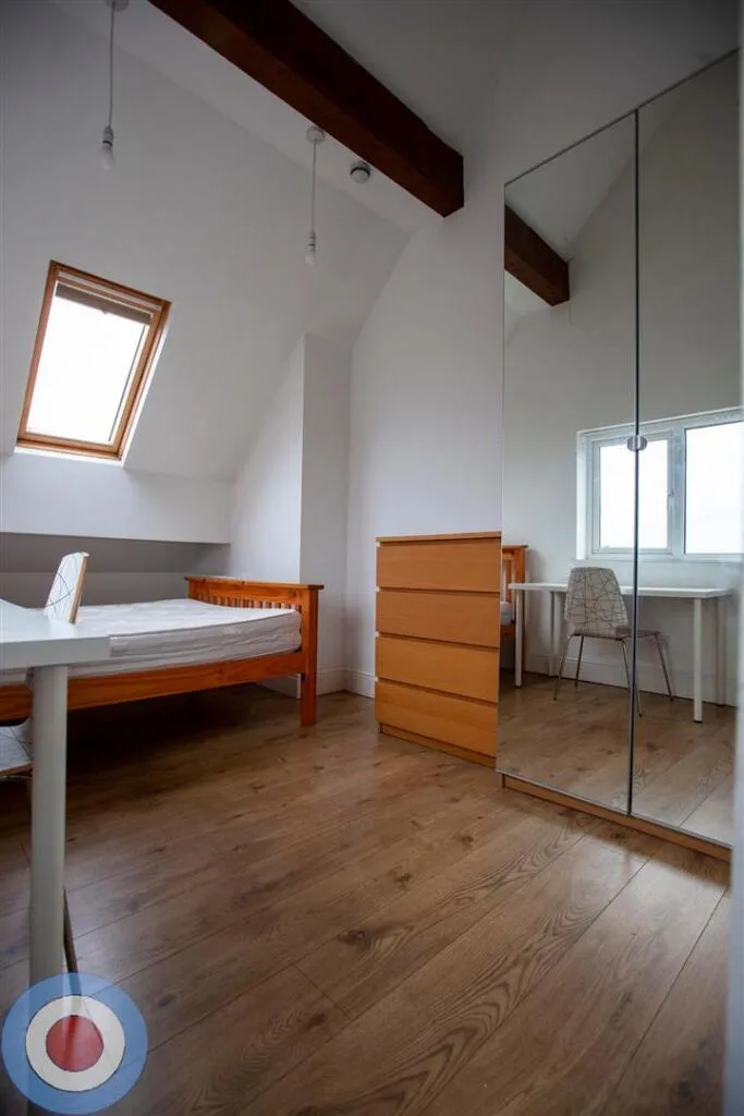 9 bedroom end of terrace house for rent