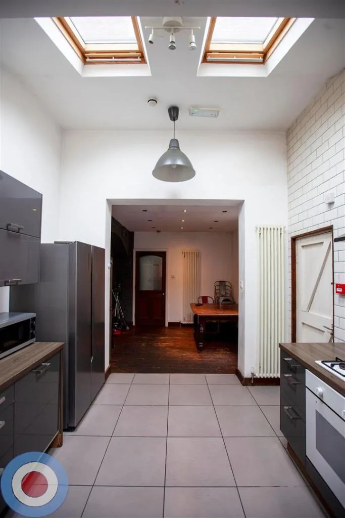 9 bedroom end of terrace house for rent