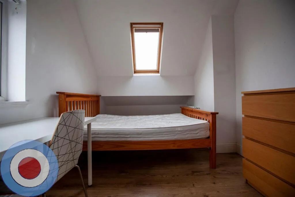 9 bedroom end of terrace house for rent