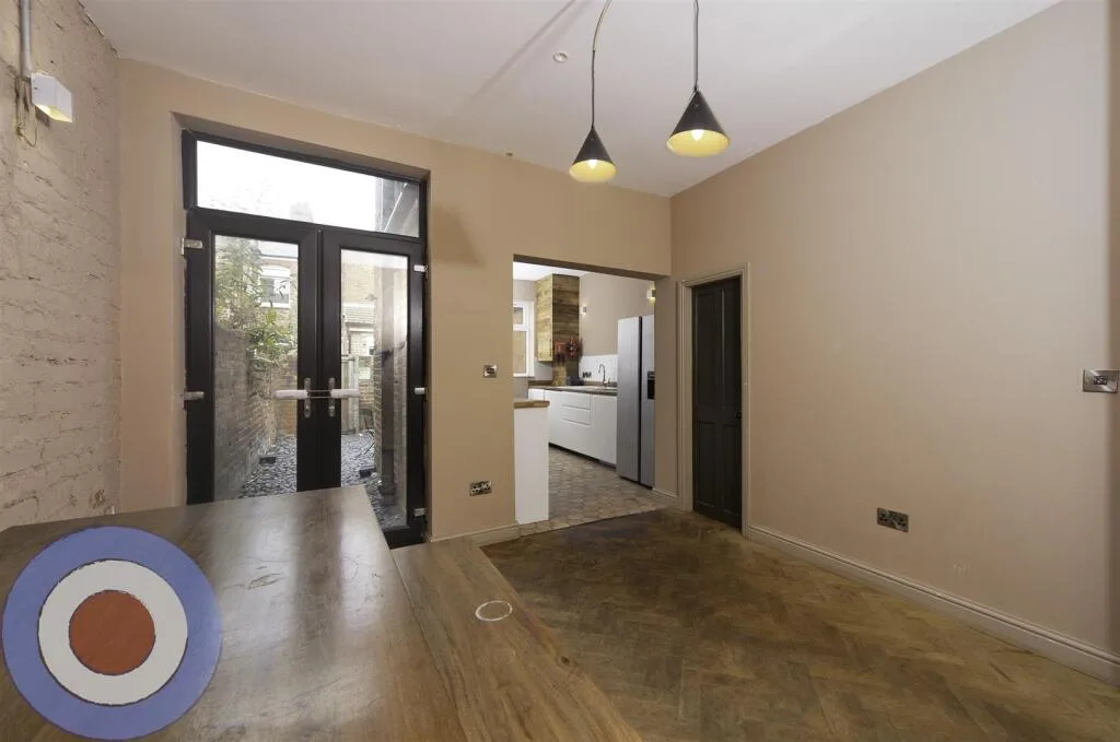 6 bedroom terraced house for rent