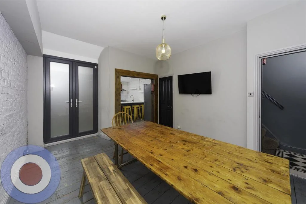 5 bedroom terraced house for rent