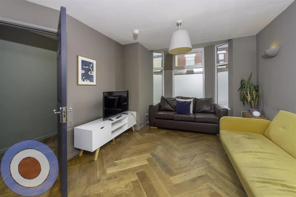 6 bedroom terraced house for rent