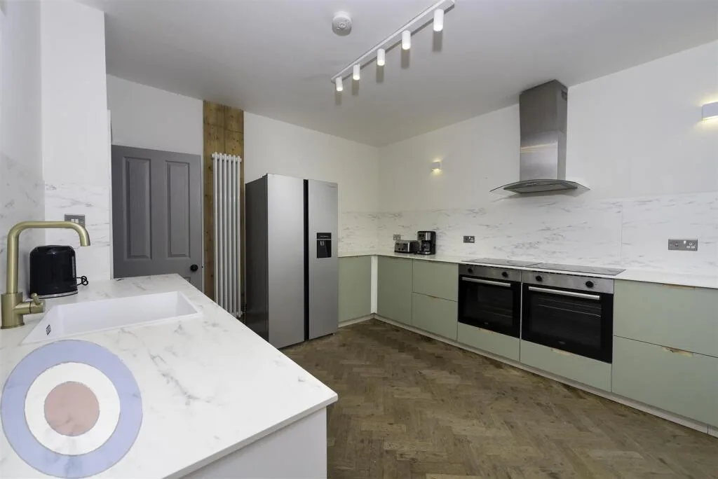 6 bedroom house for rent