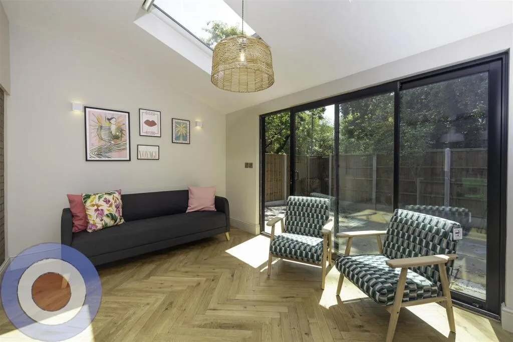 6 bedroom detached house for rent