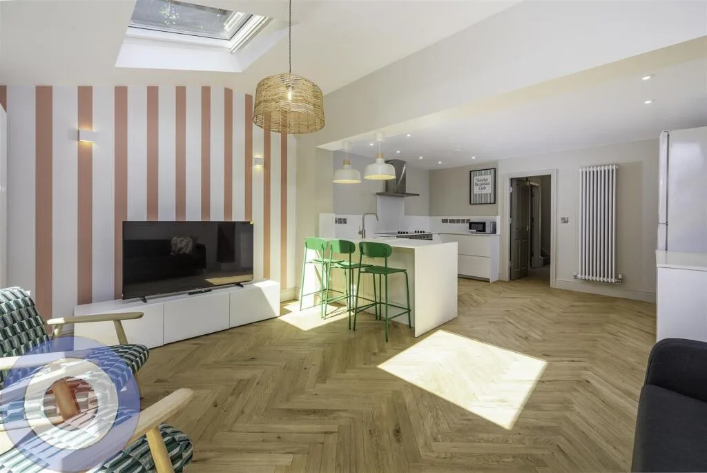 6 bedroom detached house for rent