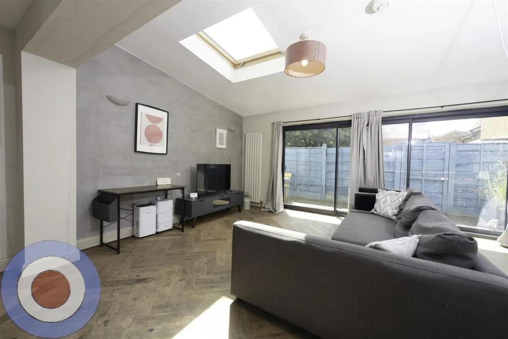 5 bedroom end of terrace house for rent