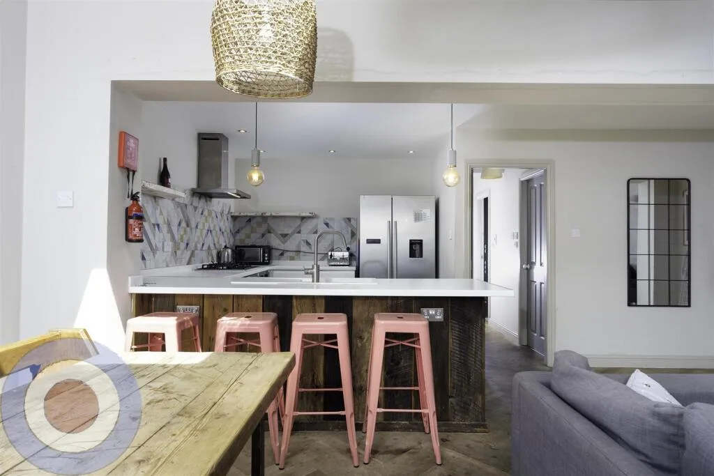 5 bedroom end of terrace house for rent