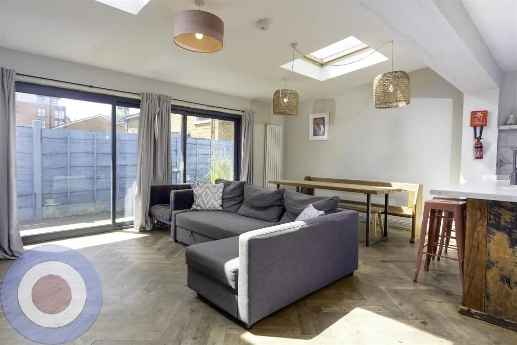 5 bedroom end of terrace house for rent