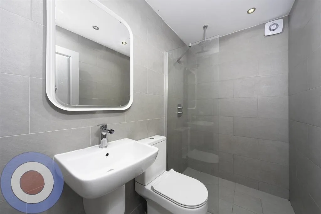 5 bedroom end of terrace house for rent