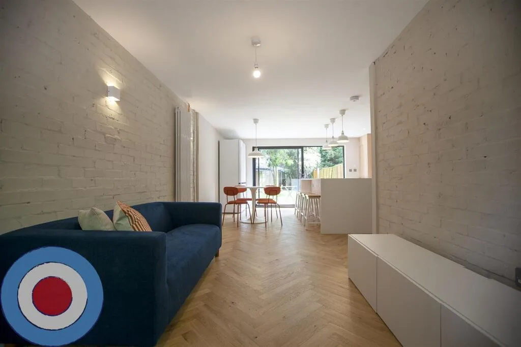 8 bedroom end of terrace house for rent