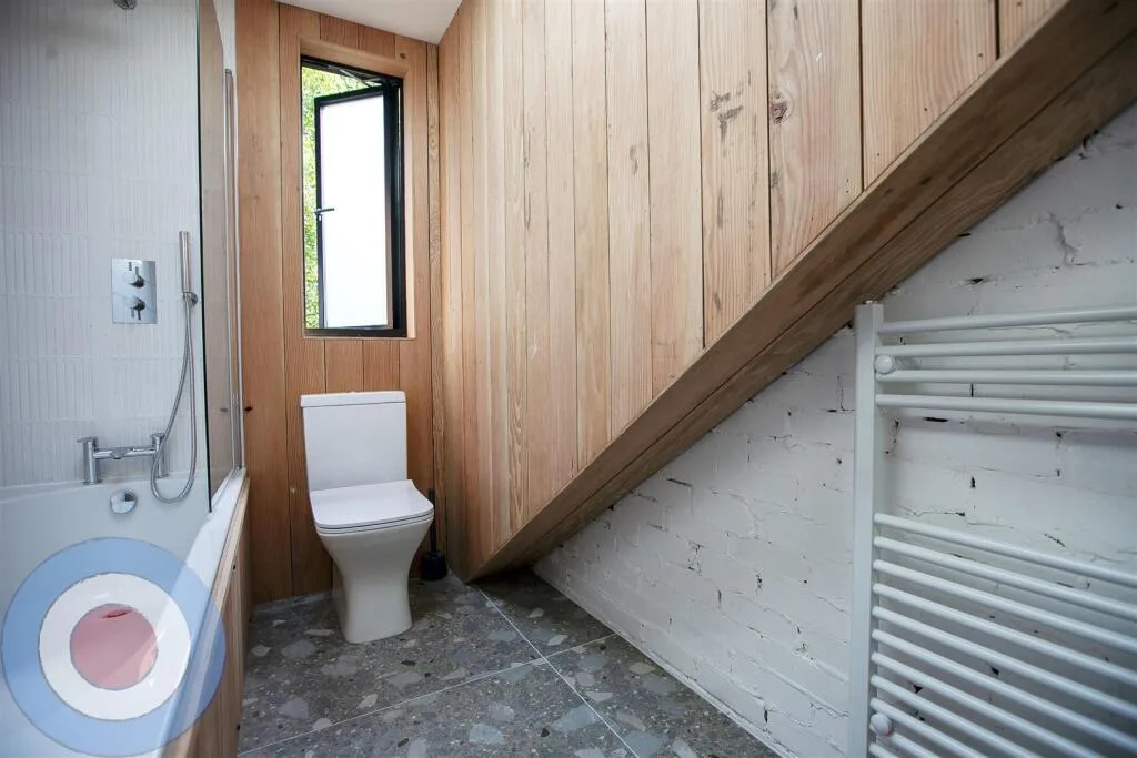 8 bedroom end of terrace house for rent