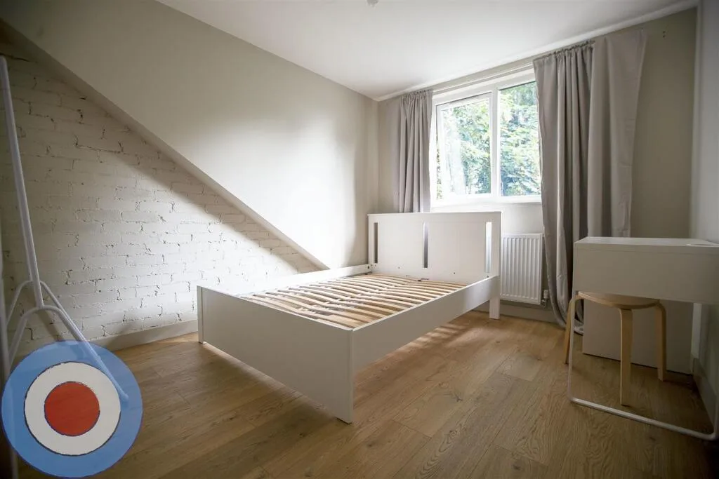 8 bedroom end of terrace house for rent