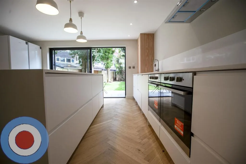 8 bedroom end of terrace house for rent