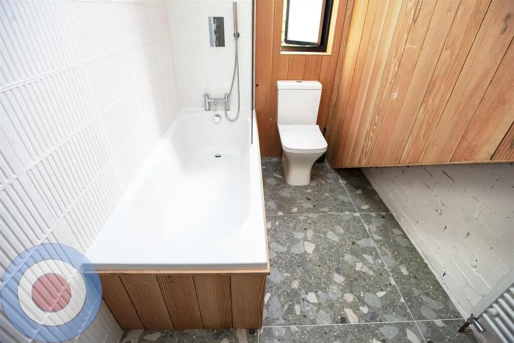 8 bedroom end of terrace house for rent