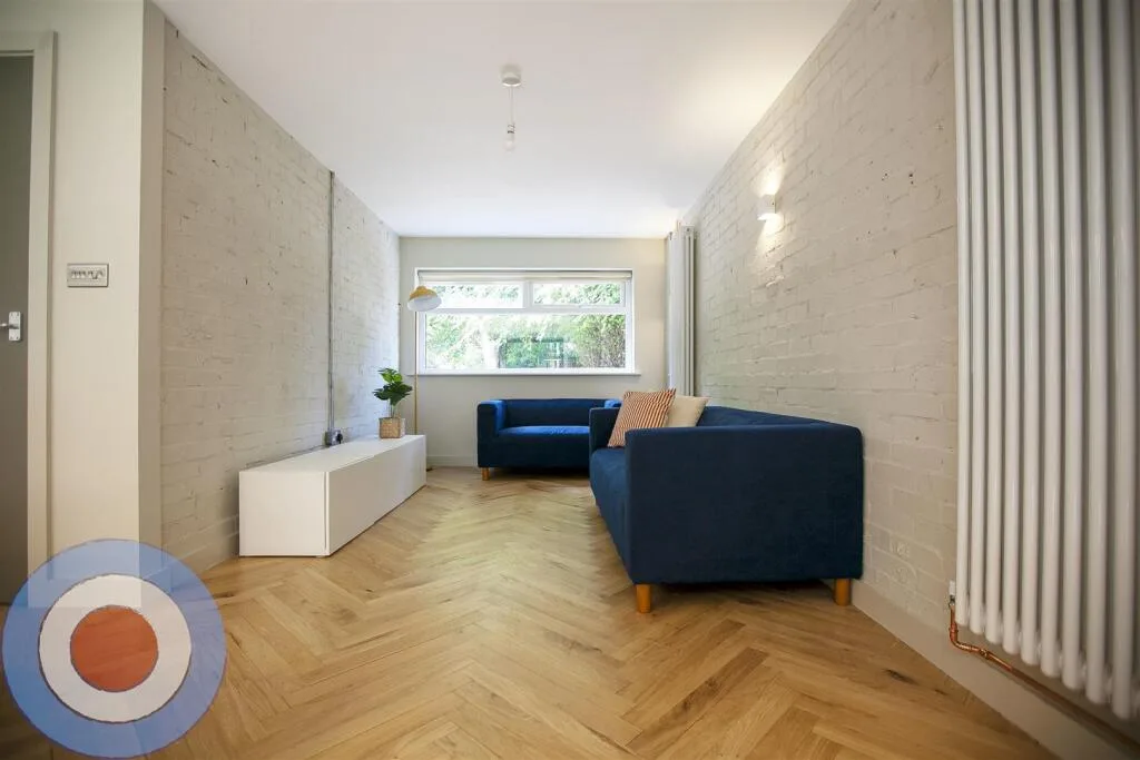 8 bedroom end of terrace house for rent