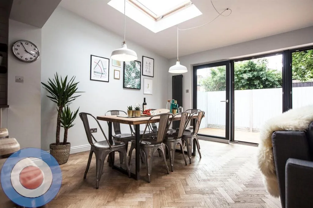 5 bedroom end of terrace house for rent