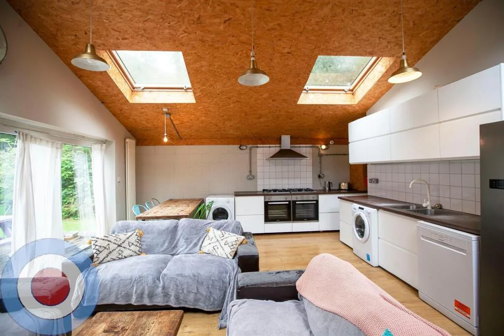 8 bedroom detached house for rent