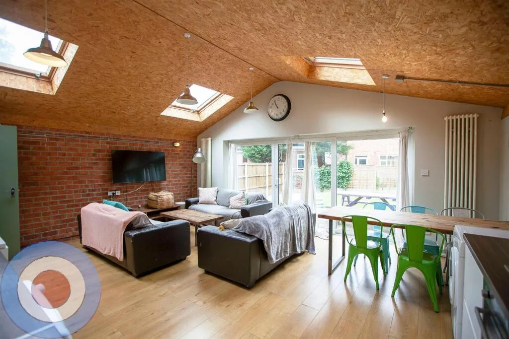 8 bedroom detached house for rent