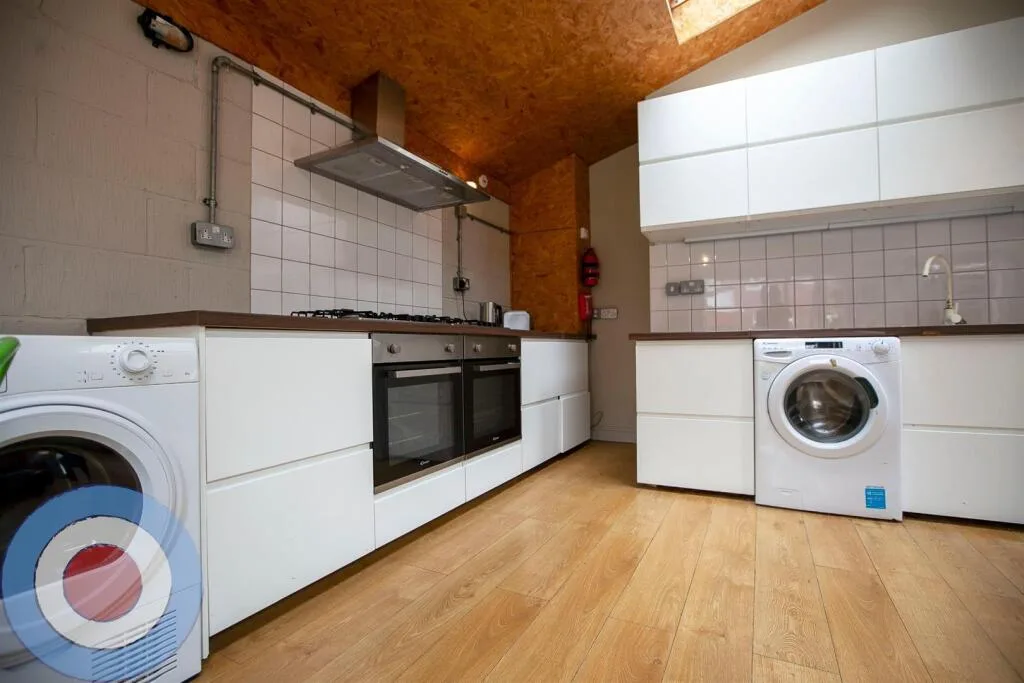 8 bedroom detached house for rent