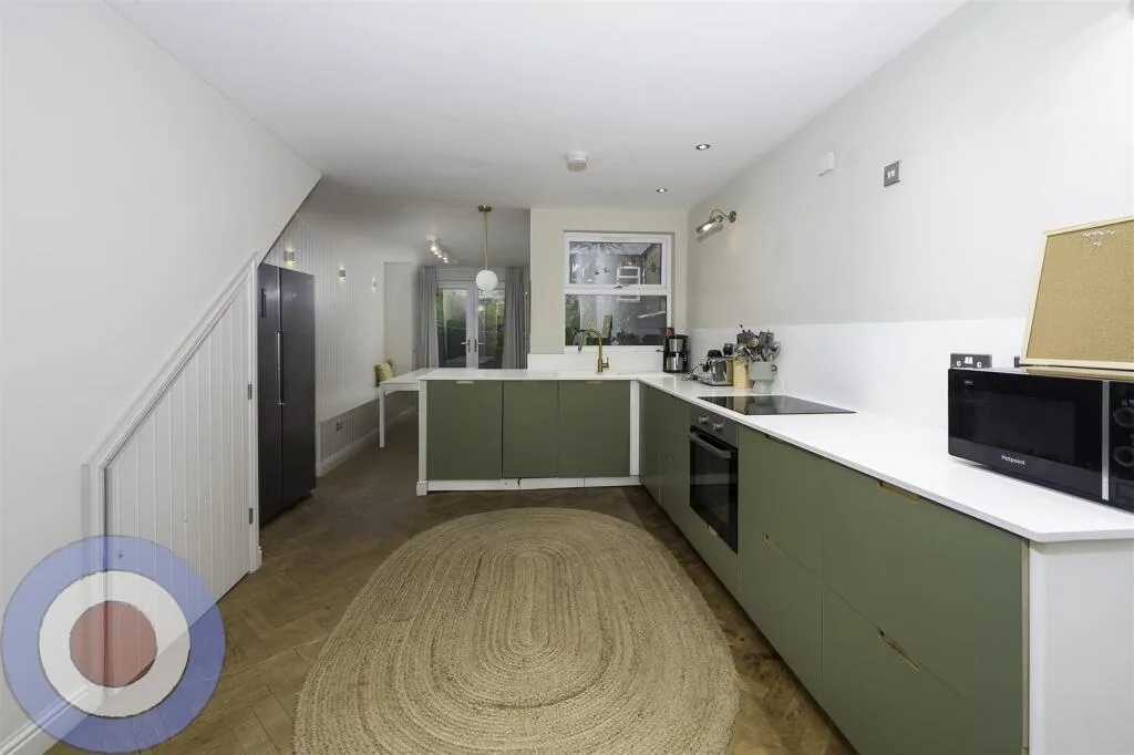 5 bedroom terraced house for rent