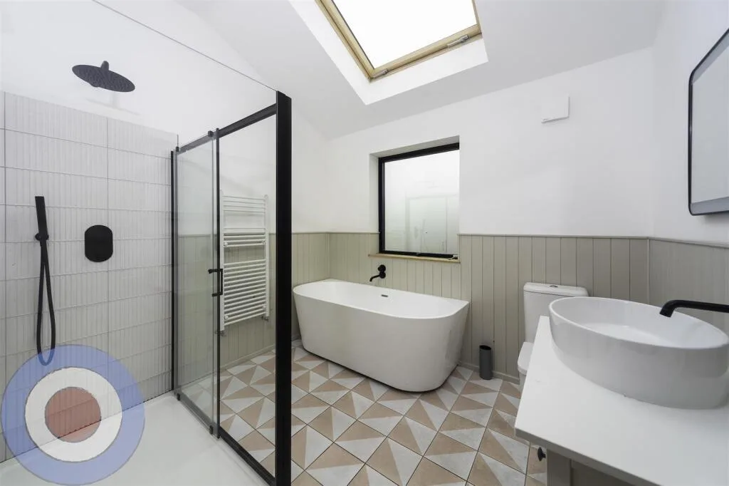 9 bedroom end of terrace house for rent