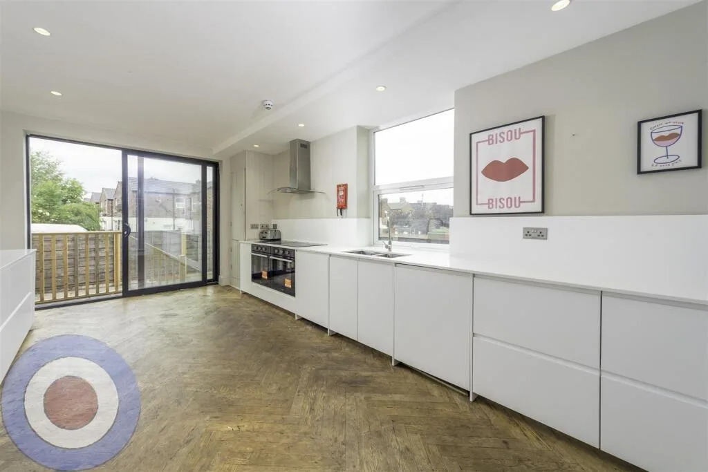 9 bedroom end of terrace house for rent