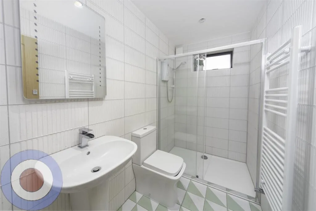 9 bedroom end of terrace house for rent