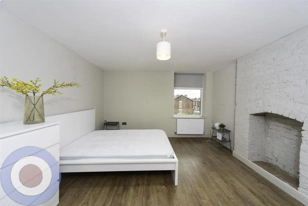 9 bedroom end of terrace house for rent